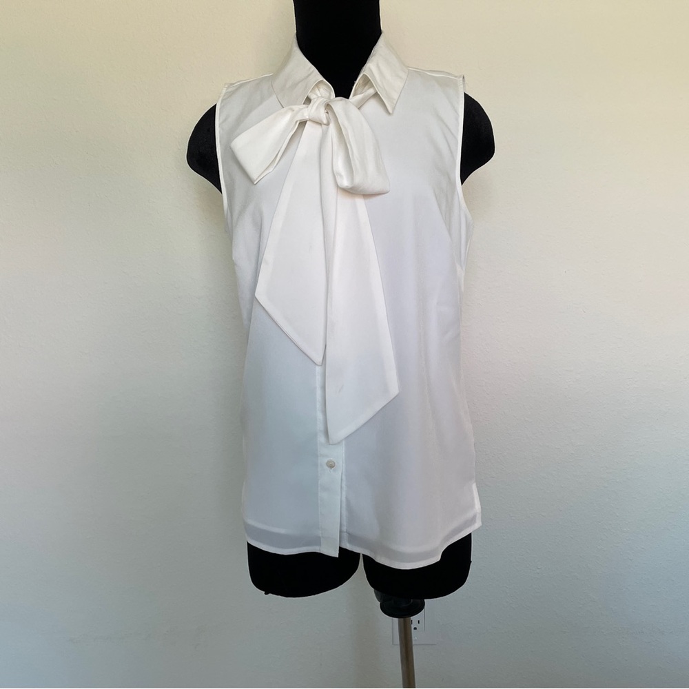 Riley & Rae White Sleeveless Pussybow Neck Tie Button Up